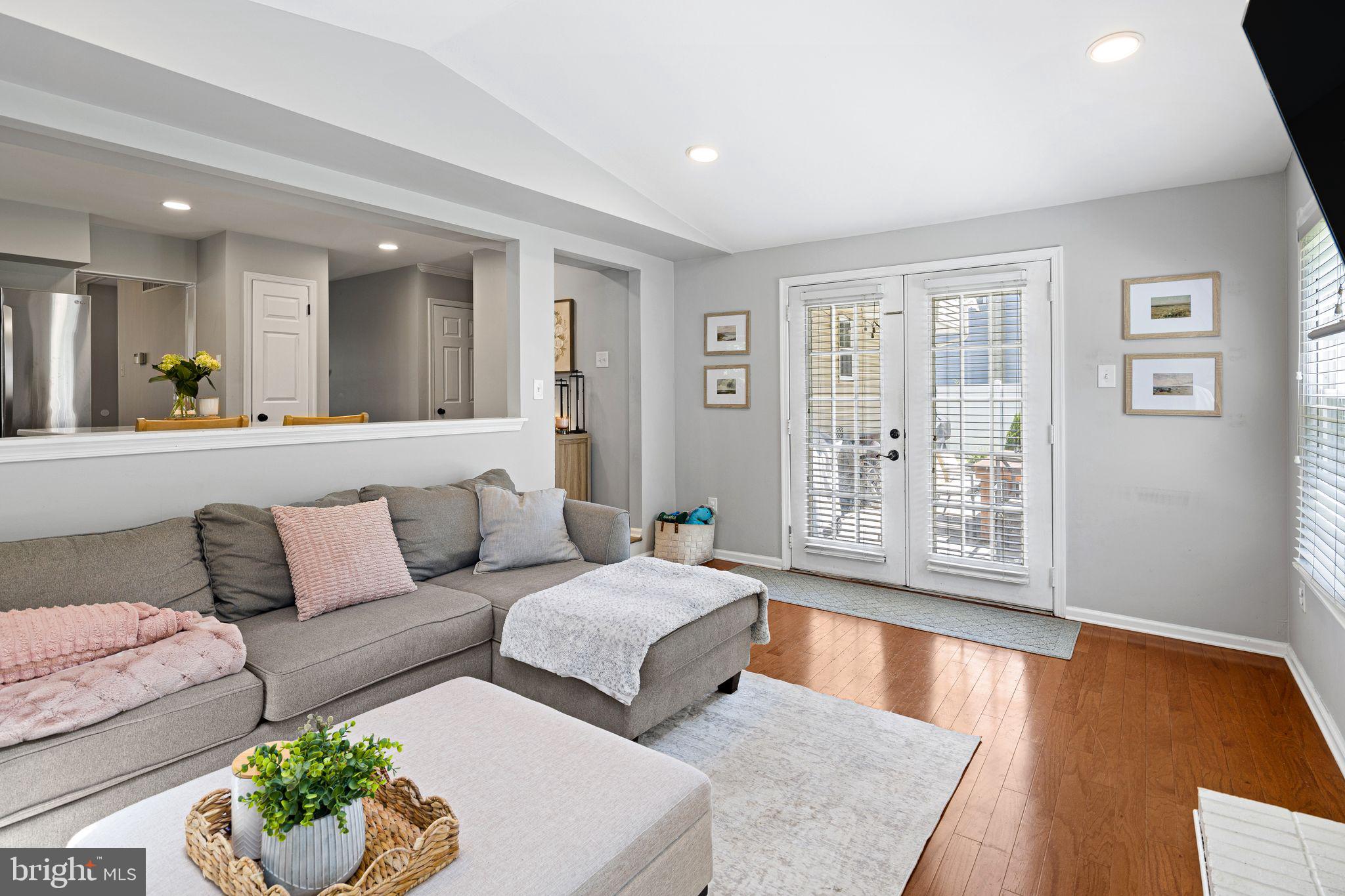 212 GRAYS LANE