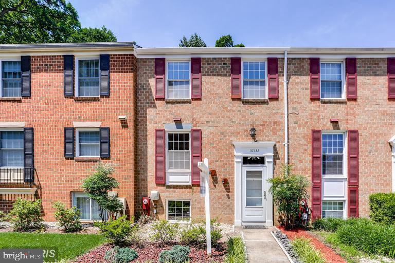 GREAT 4 BR, 3 1/2 BATH HOWARD TOWNHOME IN A GREAT LOCATION! 5 MINUTES TO RT 29. 5 MINUTES TO RT 32. 5 MINUTES TO COLUMBIA MALL. CLOSE TO POOLS, COMMUNITY COLLEGE & HOWARD COUNTY HOSPITAL. NEWLY RENOVATED KITCHEN AND BATHROOMS. HARDWOOD FLOOR THROUGH THE HOUSE. LARGE DECK. WALKOUT LOWER LEVEL FEATURES FAMILY ROOM WITH WOOD BURNING FIREPLACE.