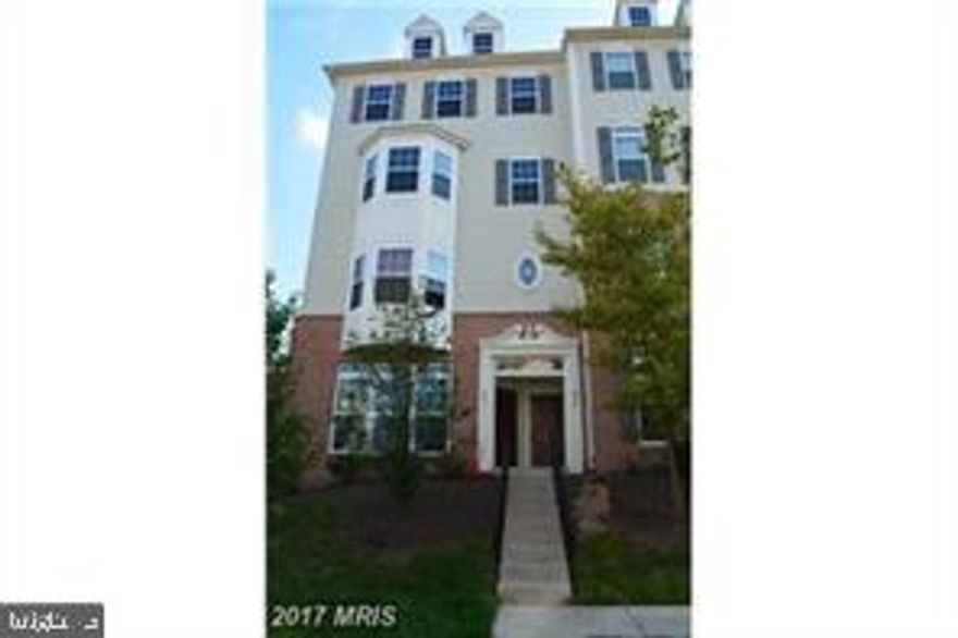 BRAND NEW CARPET AND PAINT THROUGHOUT!!   LIKE NEW, HUGE, BRIGHT, 2600 SQ FT TH CONDO. OPEN FLOOR PLAN. GOURMET KITCHEN. SEPARATE FAMILY ROOM & EAT IN KITCHEN. GORGEOUS COLUMNS. MASTER BEDROOM WITH VAULTED CEILINGS. LUXURY MASTER BATH W/ HIS & HERS VANITY. HIS & HER WALK-IN CLOSETS. LOTS OF WINDOWS. 10 FT HIGH CEILING. GATED COMMUNITY. NEW CARPET. ATTACHED GARAGE. END UNIT. ACROSS THE POTOMAC CENTER.