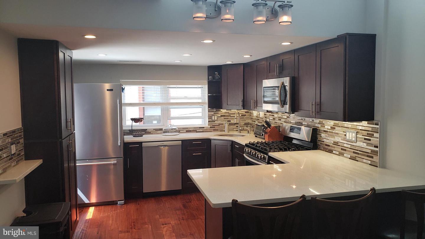This is a Beautiful and Gorgeous 2 bedrooms plus 2 full bathrooms in the heart of Gradual Hospital neighborhood. Features: Hardwood floor, high ceiling with abundant of natural light throughout, modern style kitchen cabinet with marble granite top, stainless steel appliances. Each bedroom has their own bathroom and closet spaces, there is washer/dryer in unit and private outdoor deck for outdoor entertainment. Located at 16/South street, Just a few blocks walk from Rittenhouse Square and 1.5 blocks to the Broad Street Orange Subway Line Station (6 stops to the stadiums). Need credit score of 700 and above with a proof of income.