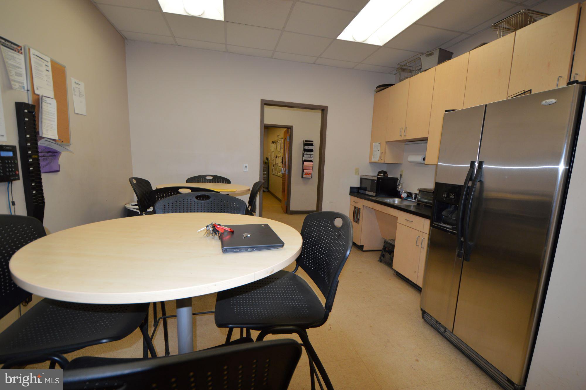 WELLINGFORD INDUSTRIAL PARK - Commercial Lease