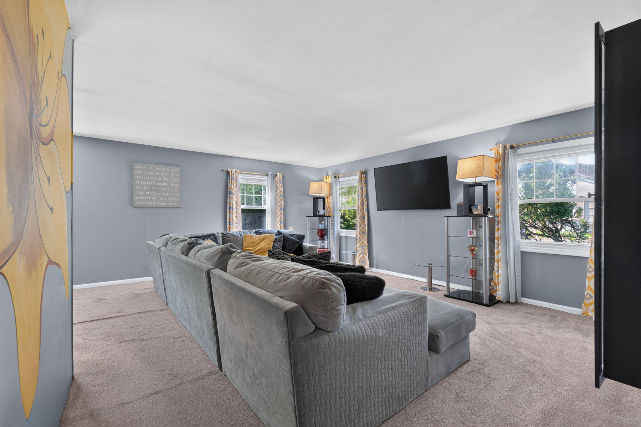 6 MEADOWBROOK PLACE
