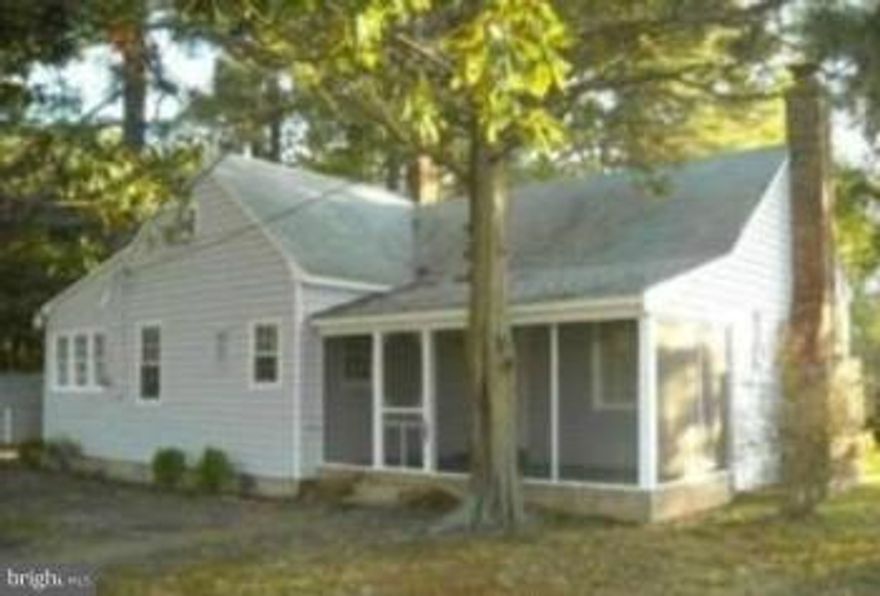 Country setting in Drayden MD. One of three properties on a working farm. Two good sized BRs. Original hardwood floors.  Screened in front porch.  Storage shed on property. Commute to PAX River and come home at night to relax and enjoy the wild life. Small pet considered.  Est. .5 acres.