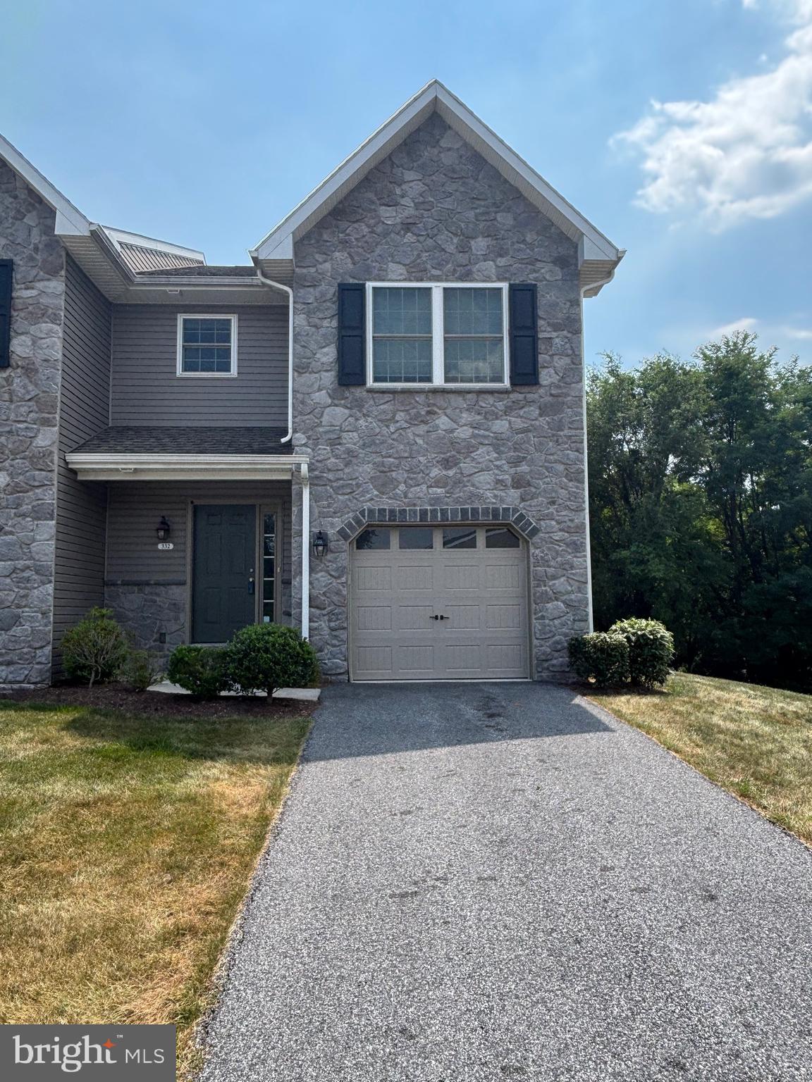Beautiful End Unit townhome in Melbourne Place! This home offers 3 bedrooms along with 2.5 baths with nearly 1600 Square ft of living space. Home was built with upgraded flooring, cabinets and countertops. The basement is very large and can be easily finished. This end unit comes with an attached 1 car garage. The condition of this beauty is the same as when it was built.