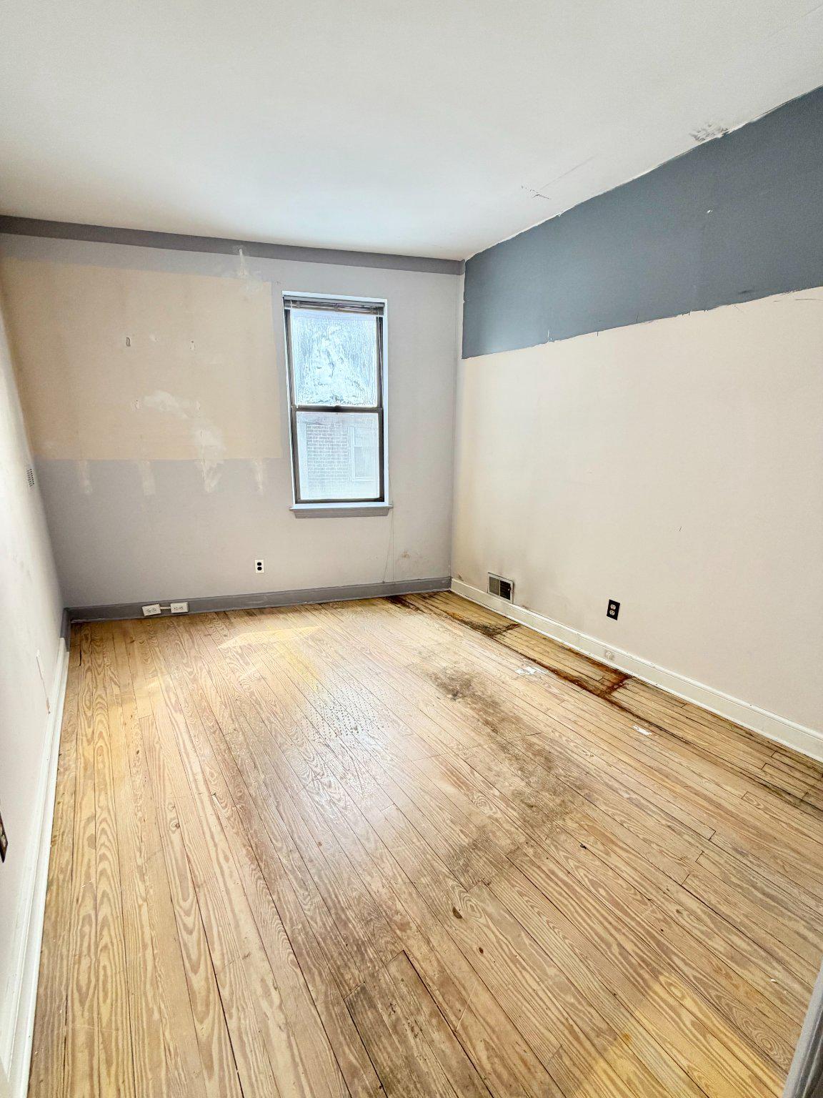 QUEEN VILLAGE - Residential