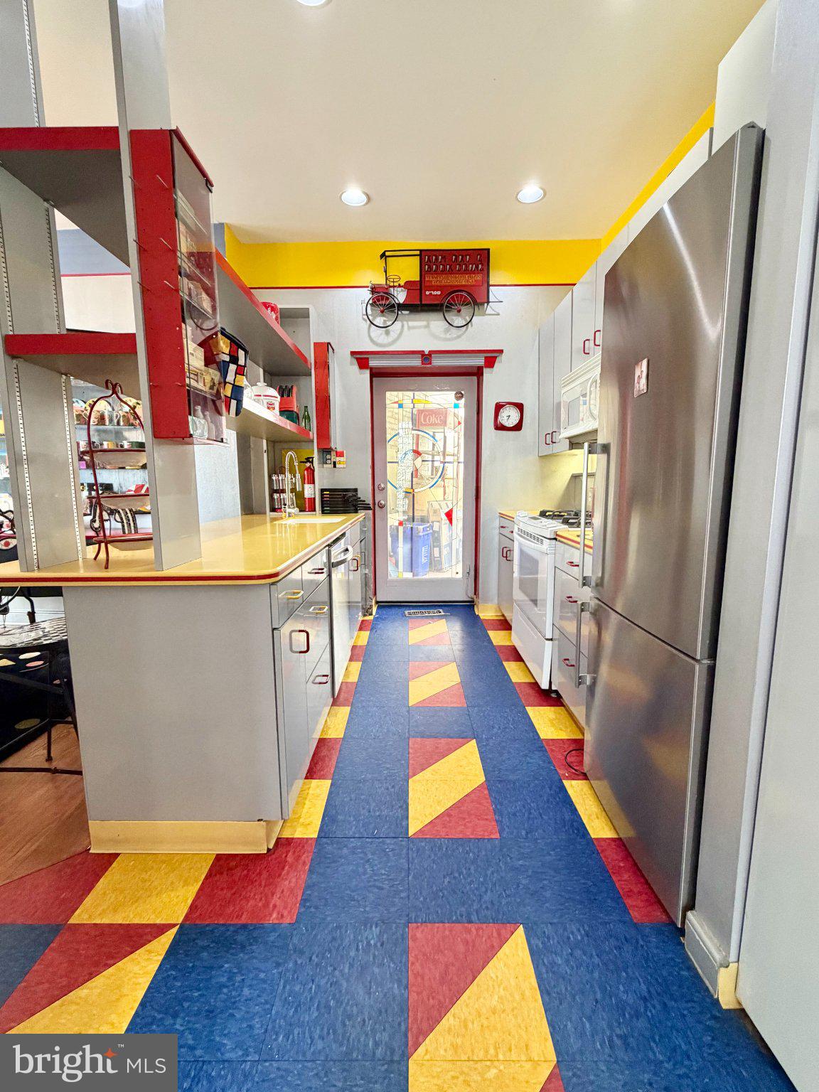 QUEEN VILLAGE - Residential