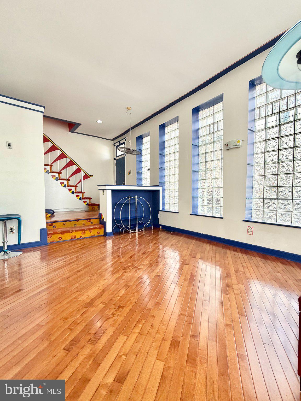 QUEEN VILLAGE - Residential