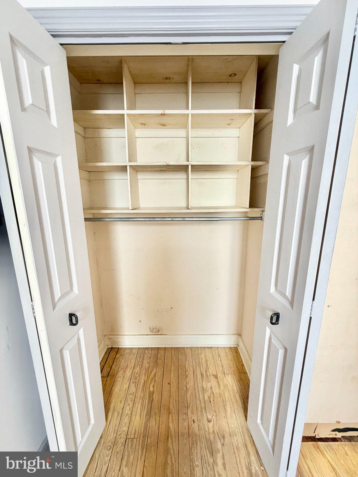 QUEEN VILLAGE - Residential