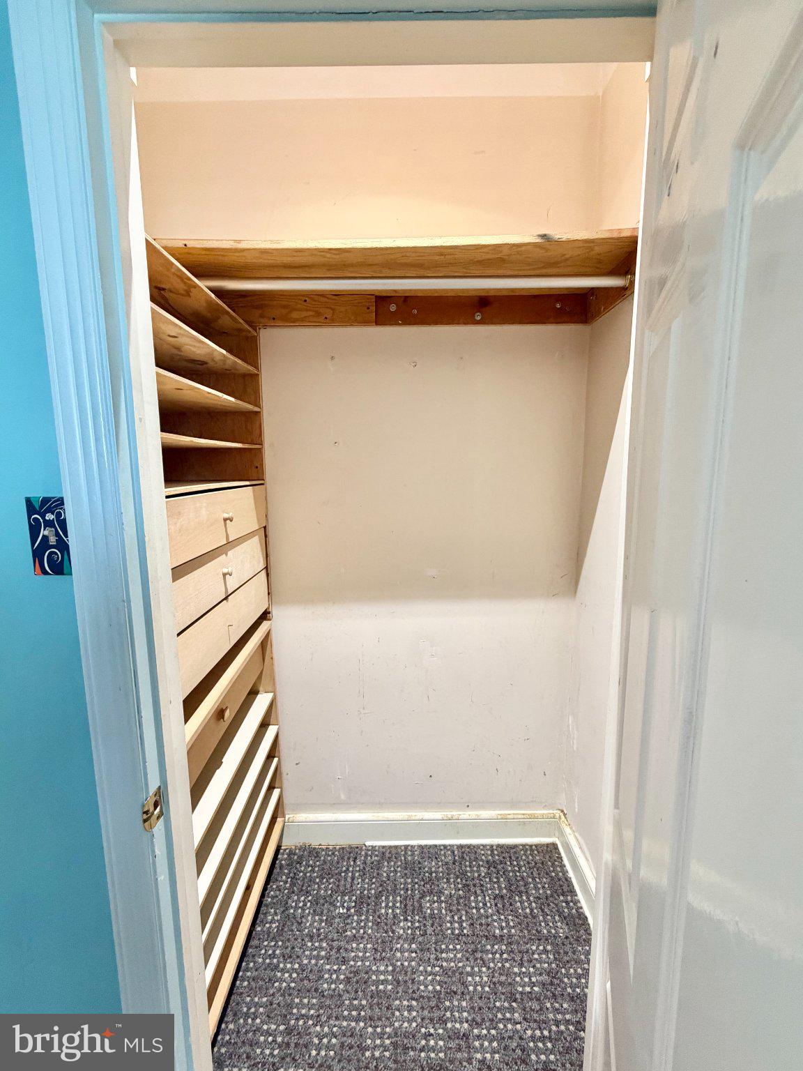 QUEEN VILLAGE - Residential