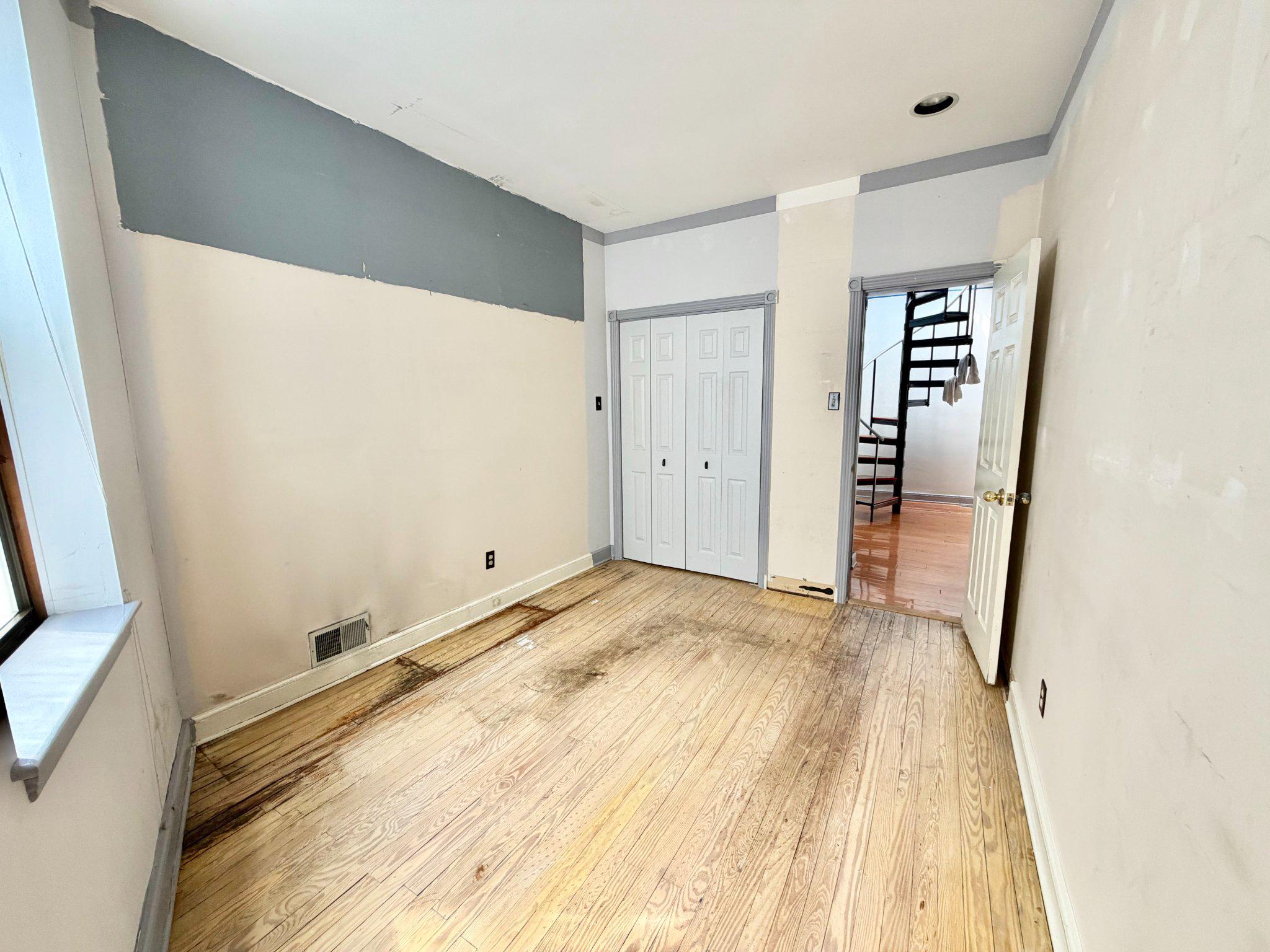 QUEEN VILLAGE - Residential