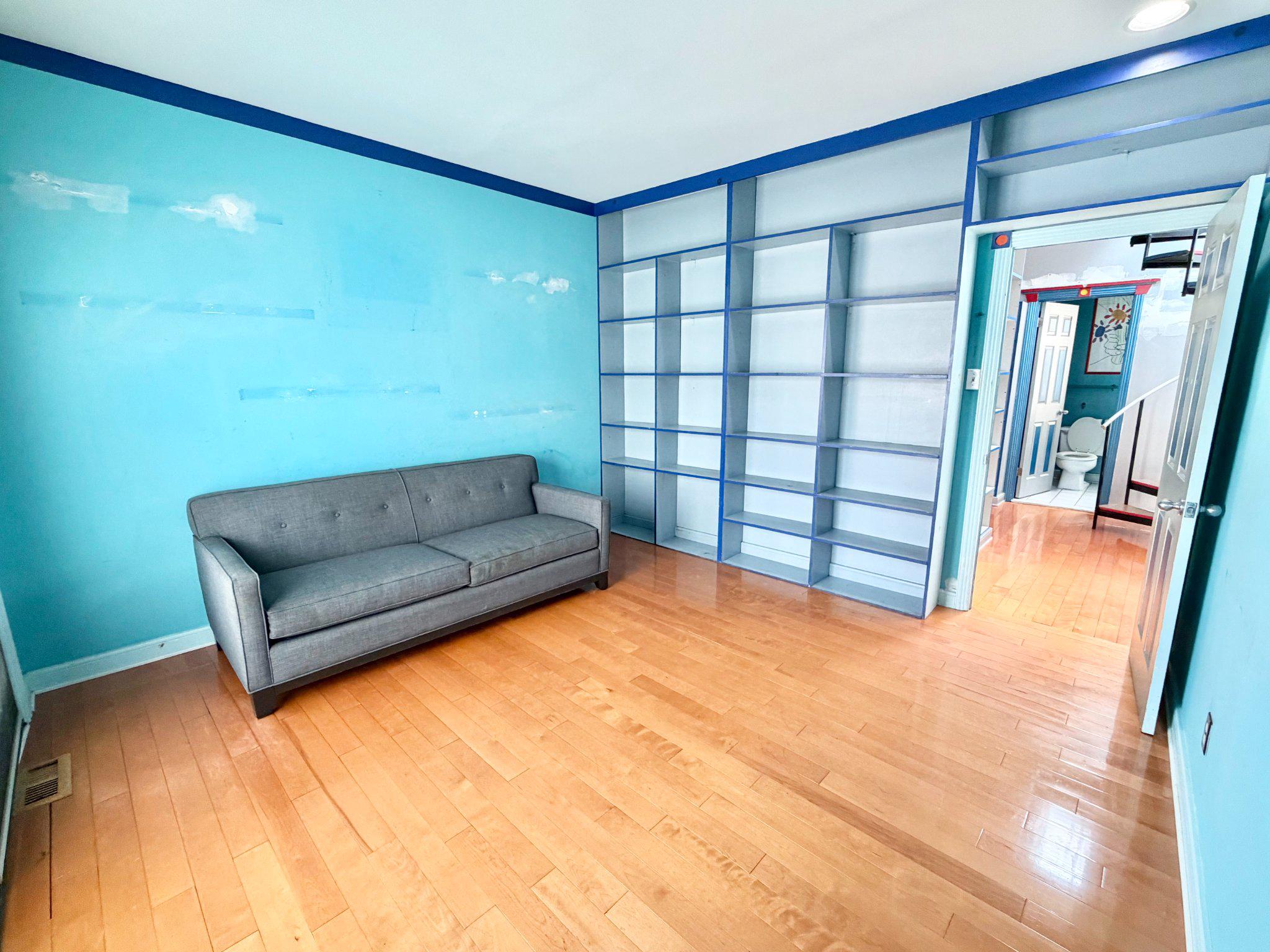 QUEEN VILLAGE - Residential