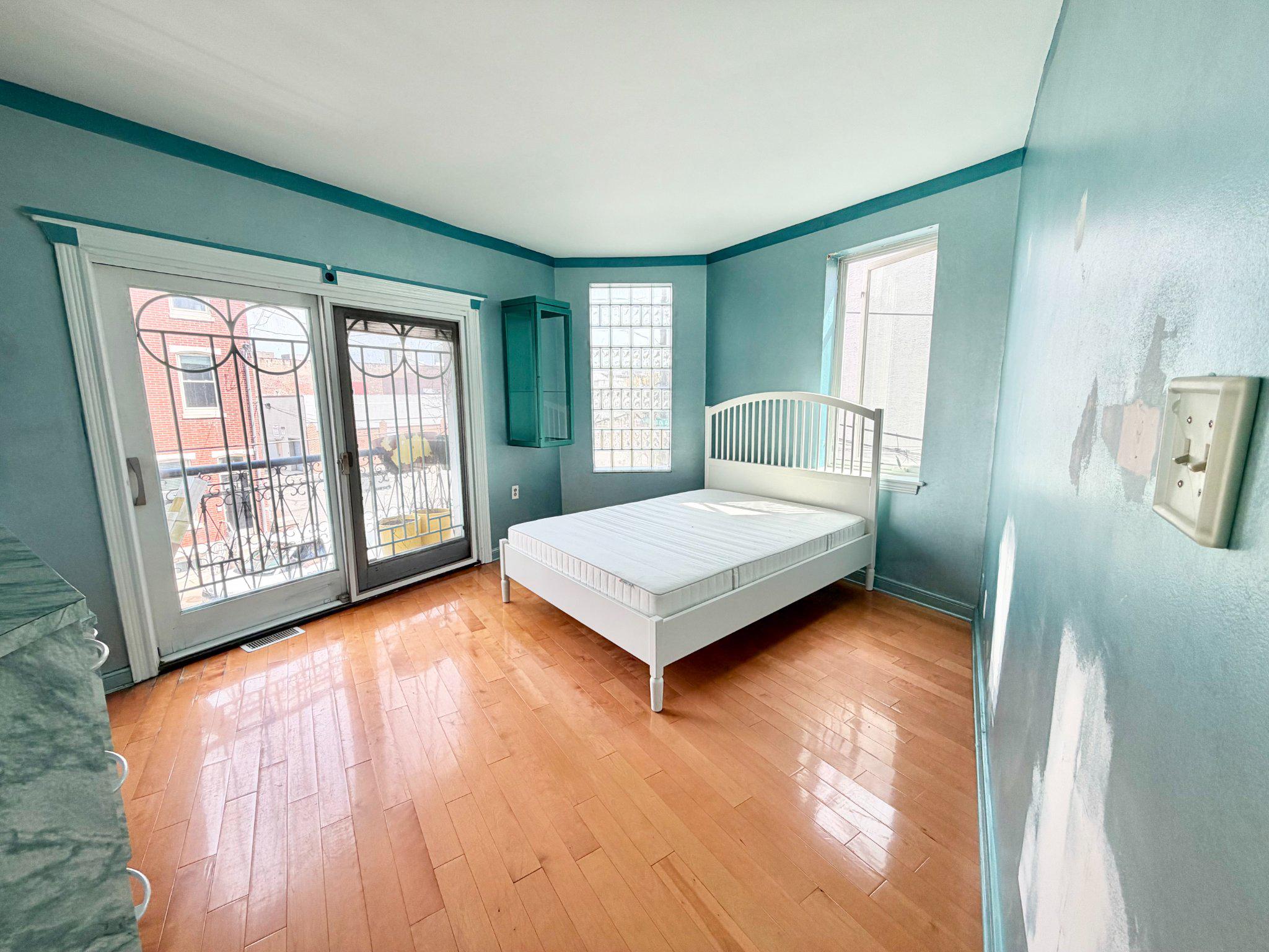 QUEEN VILLAGE - Residential