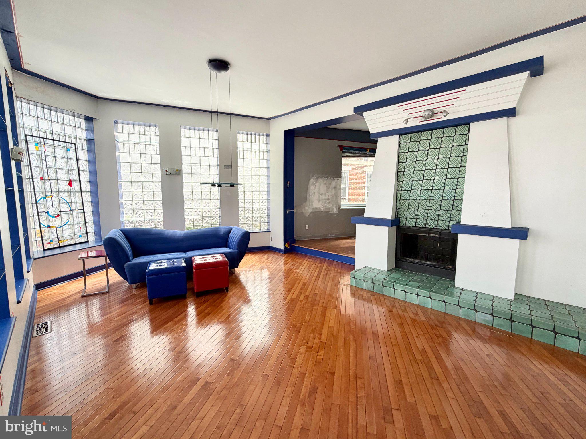 QUEEN VILLAGE - Residential