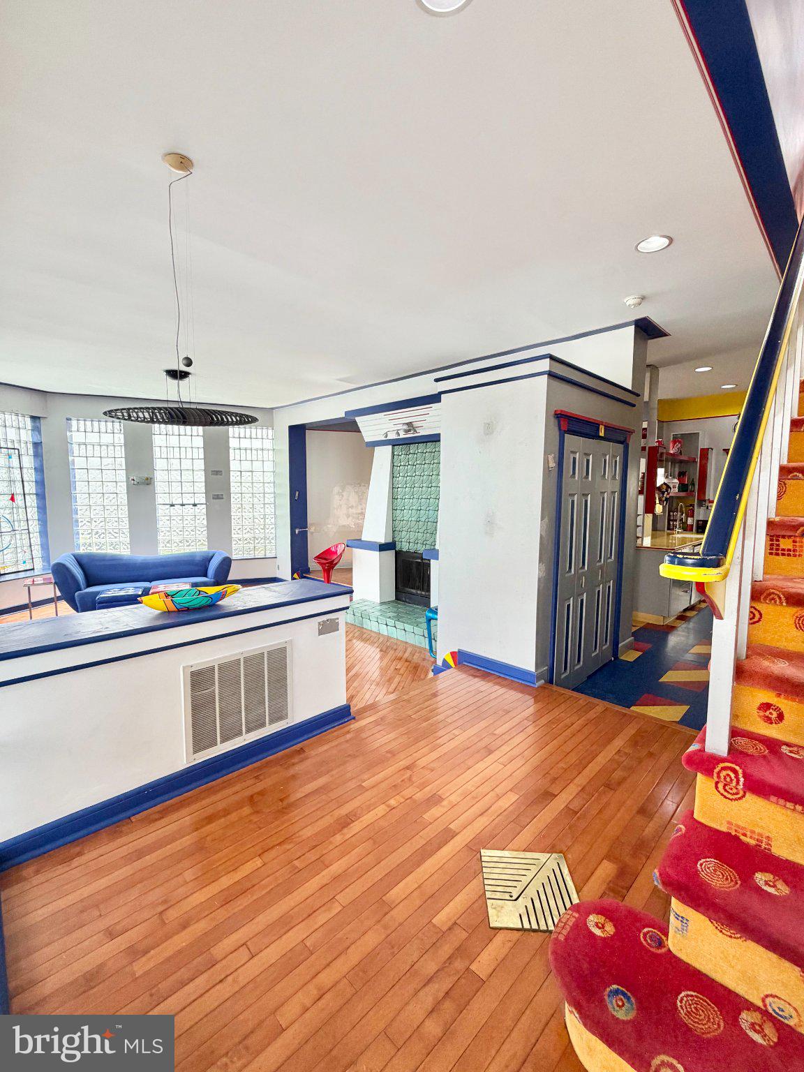 QUEEN VILLAGE - Residential