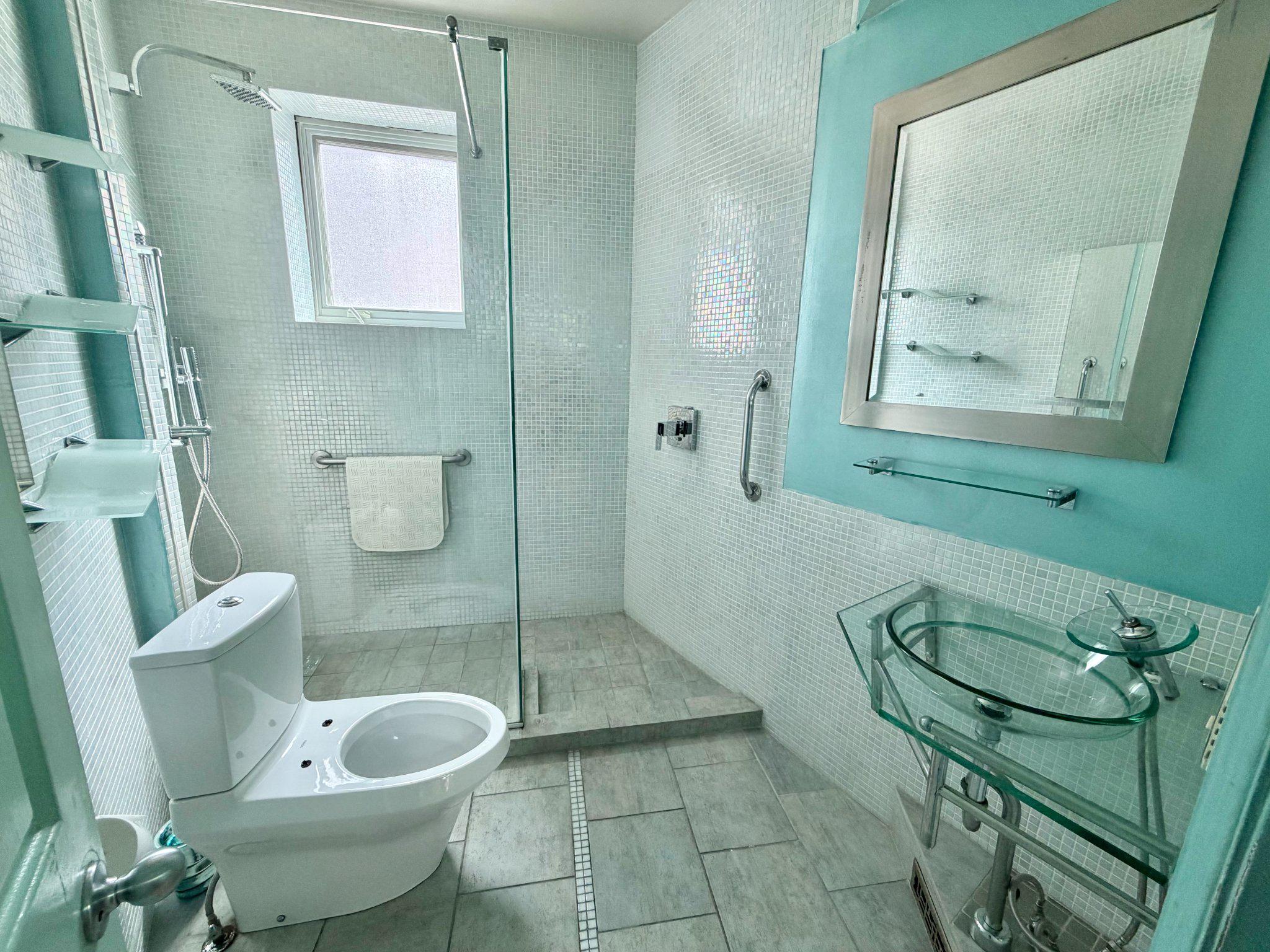 QUEEN VILLAGE - Residential