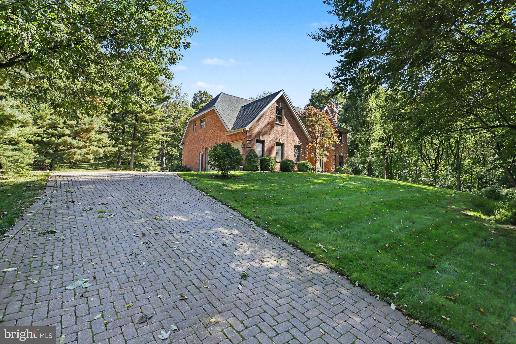 6 GLENCARRON COURT