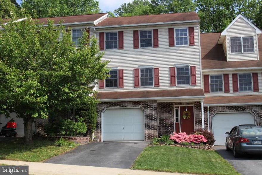 Extremely nice home with large living room and kitchen area. Nice sized master bedroom with walk-In closet. Tastefully decorated and move-in ready. Close to neighborhood park, woodland to rear of property. 23'3x13'4 basement. Expandable lower level.