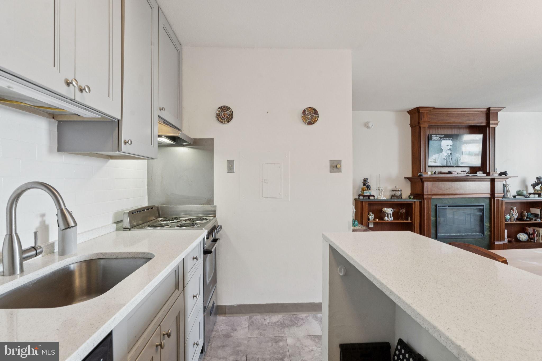 LOGAN SQUARE - Residential