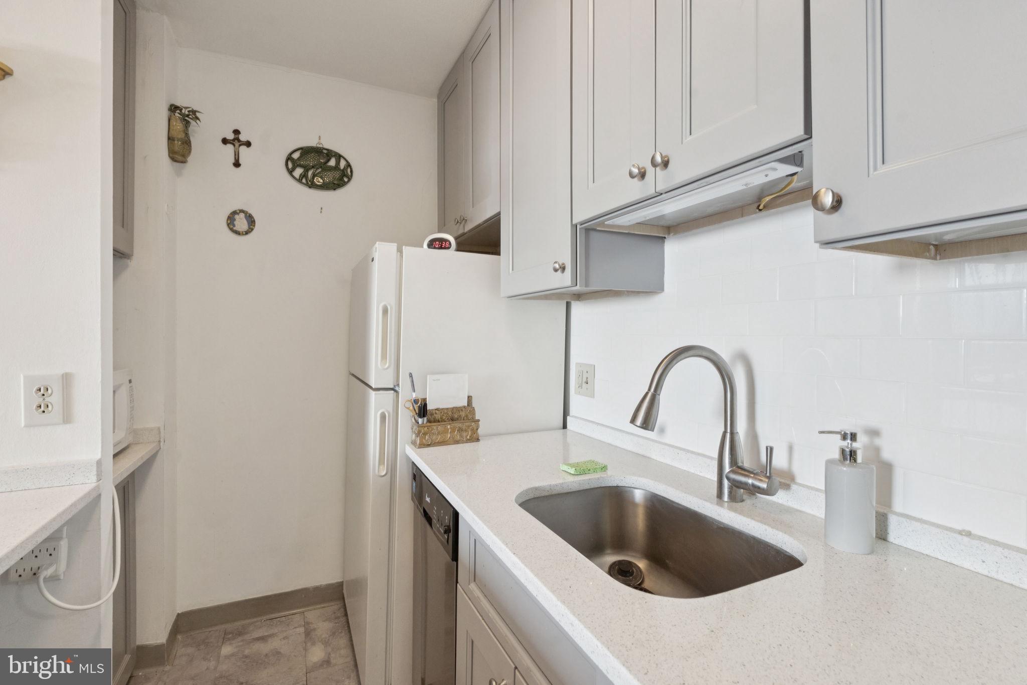 LOGAN SQUARE - Residential