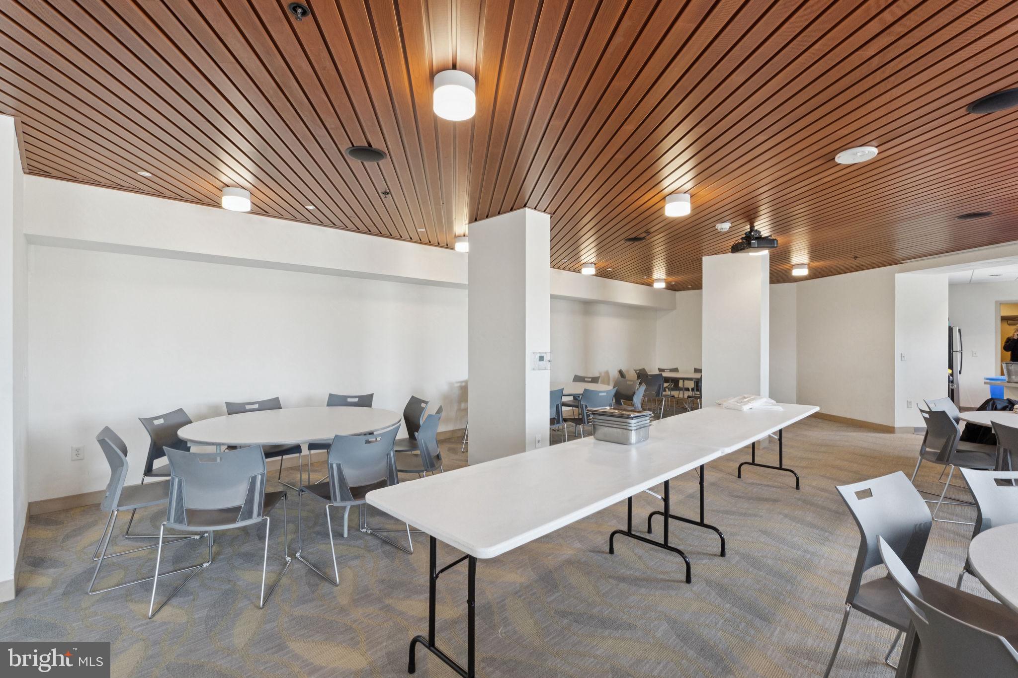 LOGAN SQUARE - Residential