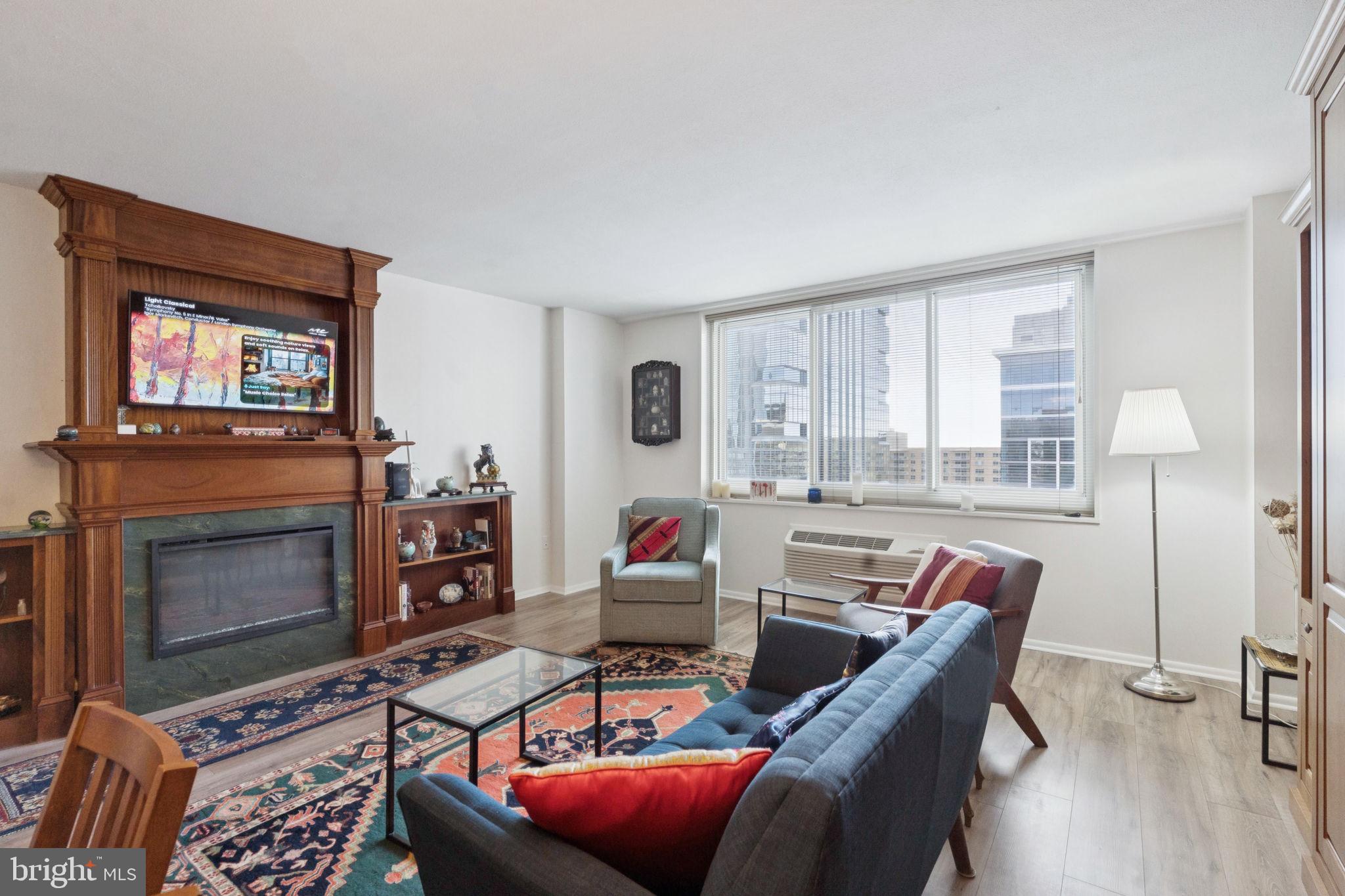 LOGAN SQUARE - Residential