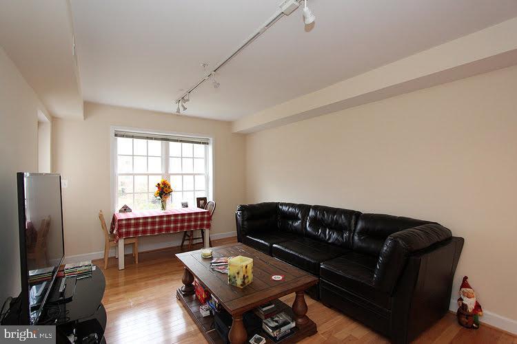 BUCKINGHAM COMMONS - Residential Lease