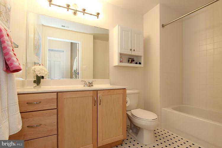 BUCKINGHAM COMMONS - Residential Lease