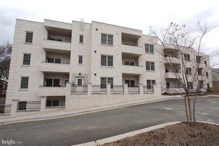 BUCKINGHAM COMMONS - Residential Lease