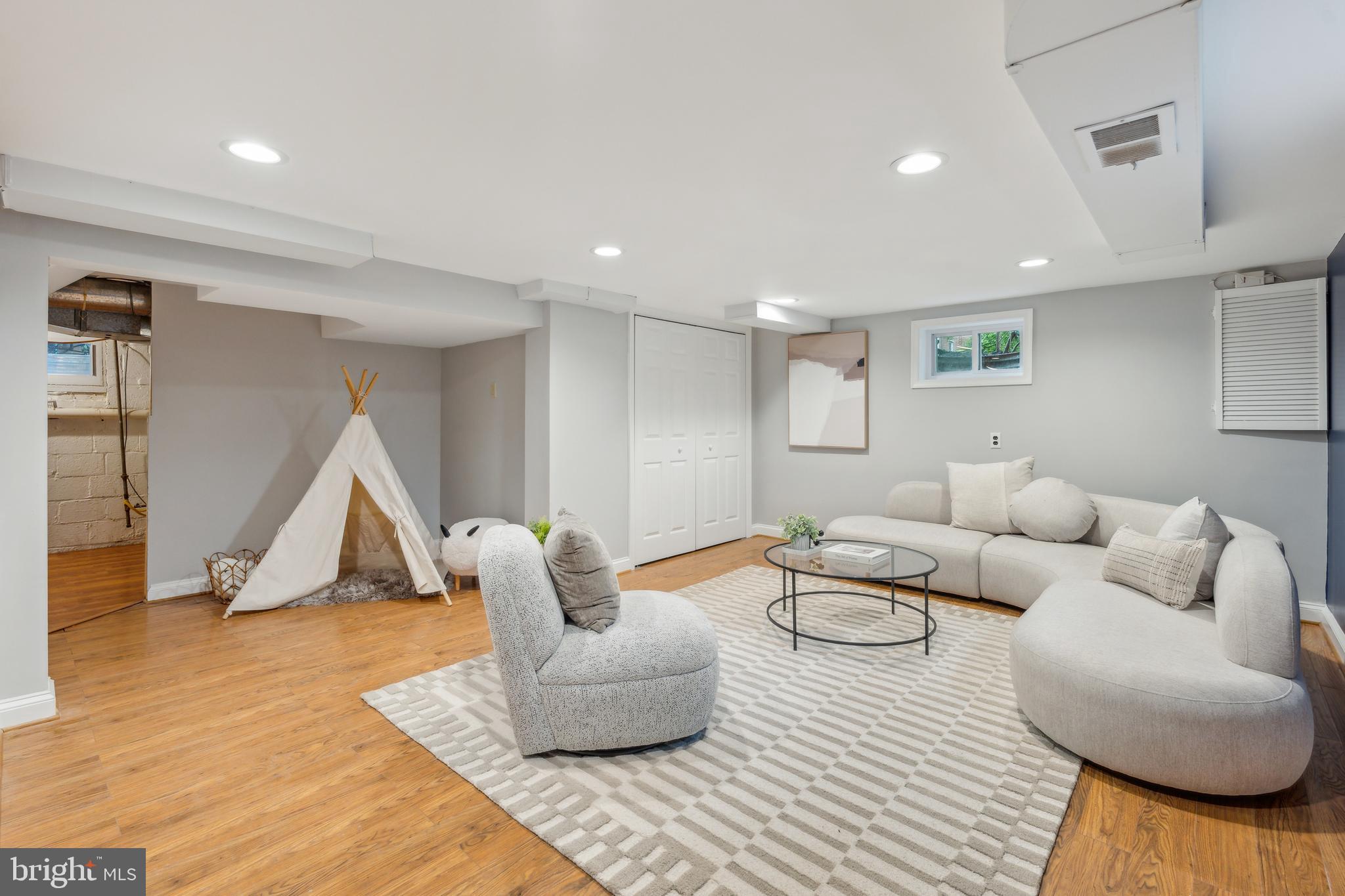 KENSINGTON ESTATES - Residential