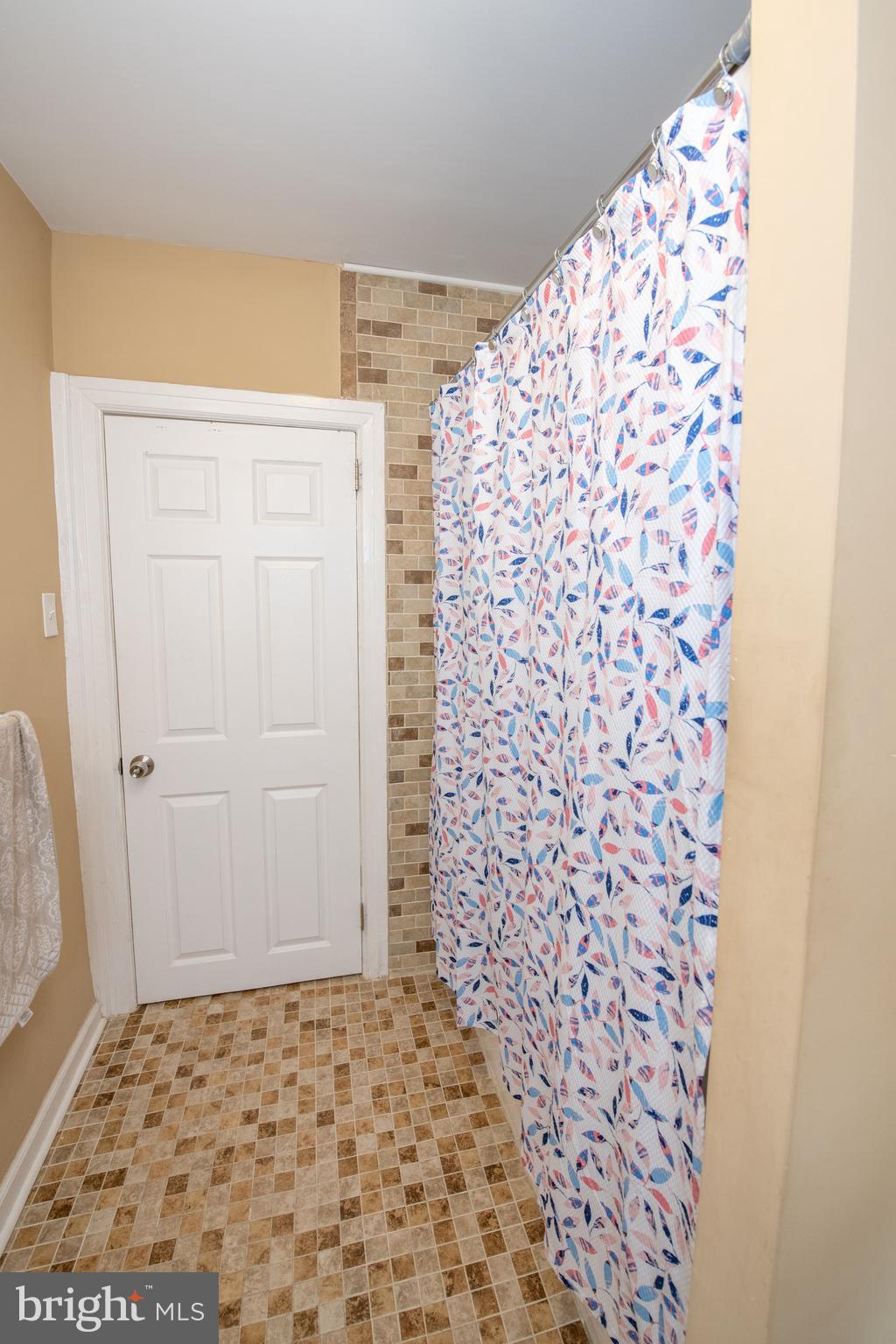 HOLMESBURG - Residential Lease