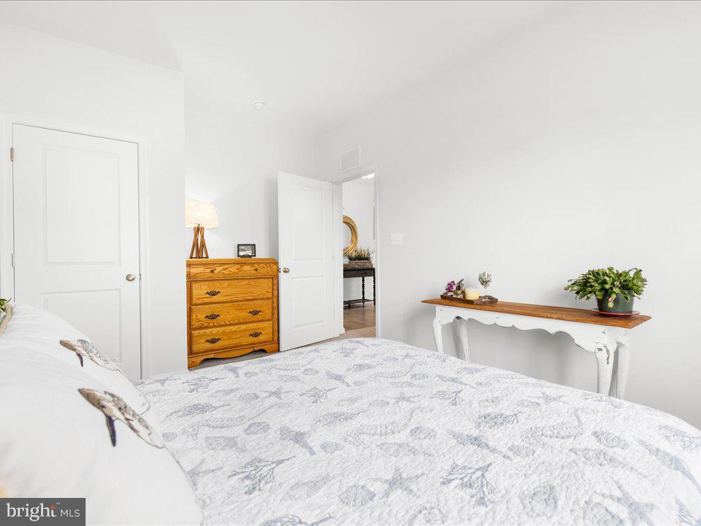 LONGBOAT ESTATES - Residential