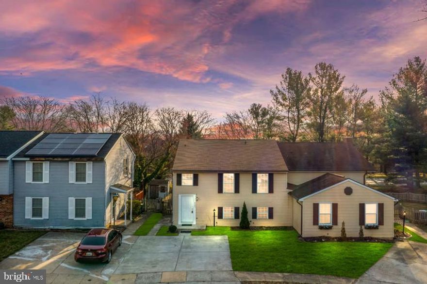 Spacious and well-maintained DUPLEX offering abundant parking space on the large driveway, perfect for multiple vehicles. Enjoy the comfort of a private backyard for outdoor relaxation. Inside, you'll find 5 generously sized bedrooms and 3 full bathrooms, providing plenty of room for family living. This home is ideal for those seeking both convenience and space.  <offer deadline Tuesday  03/18 at noon>