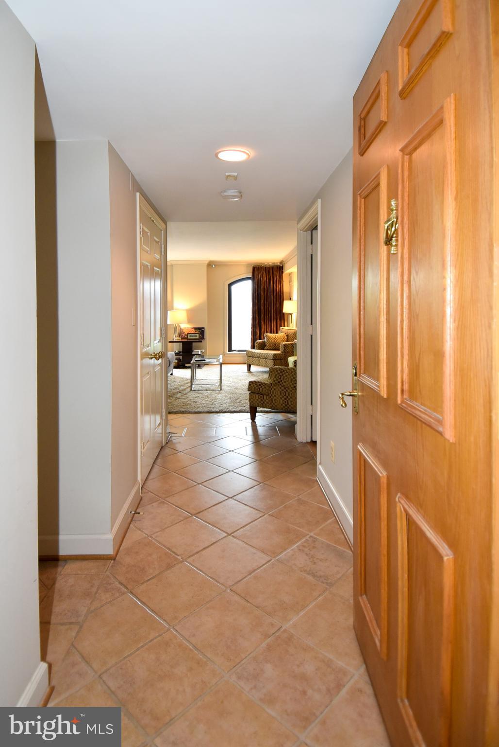 1080 WISCONSIN NW 305