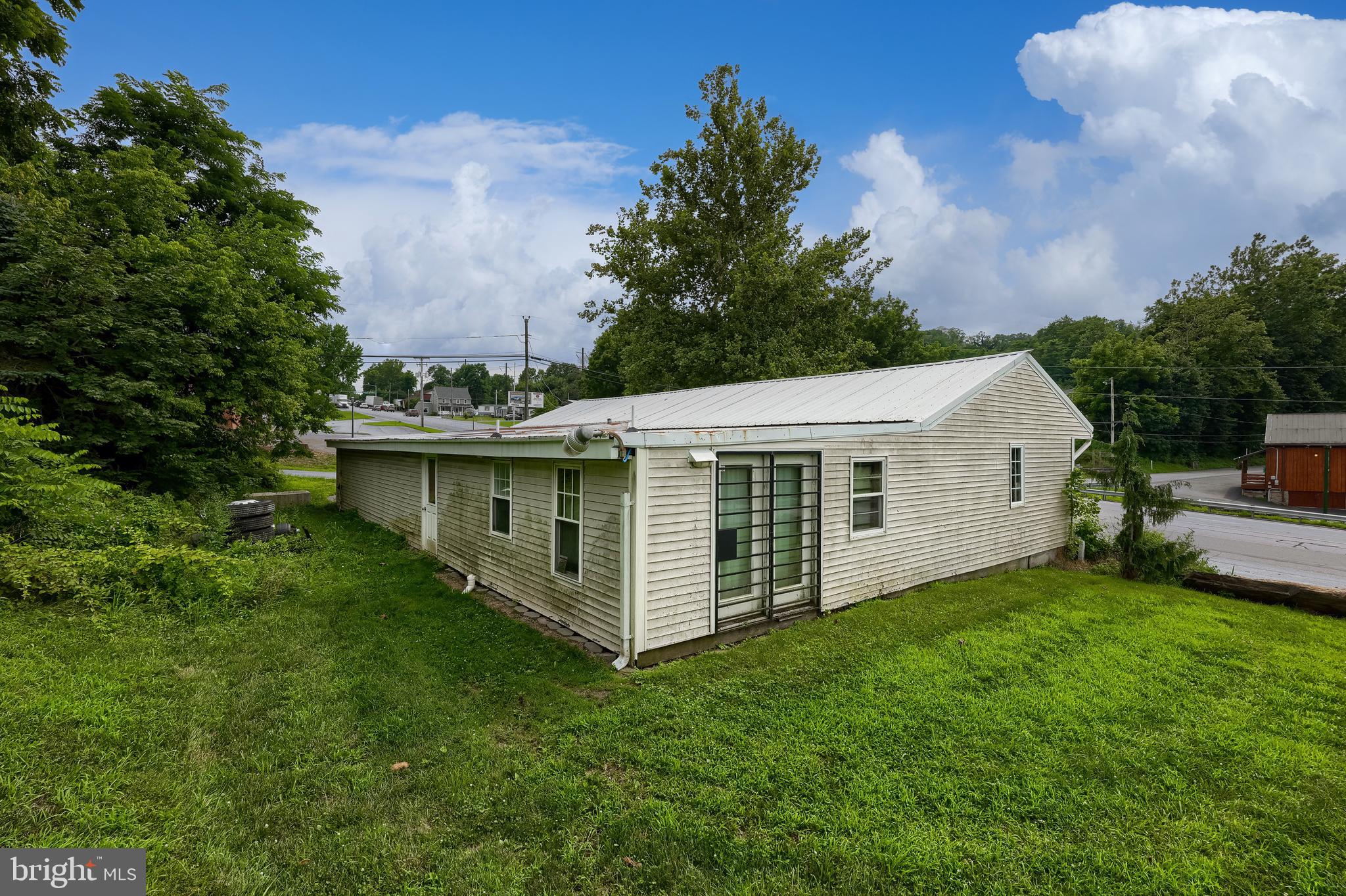 Main image without alt text