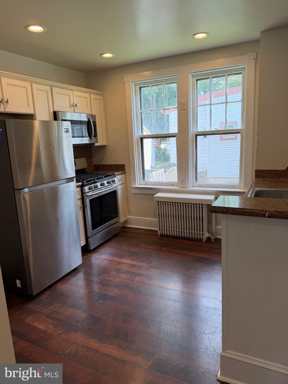 817 CHAMBERS AVENUE 1ST FLOOR