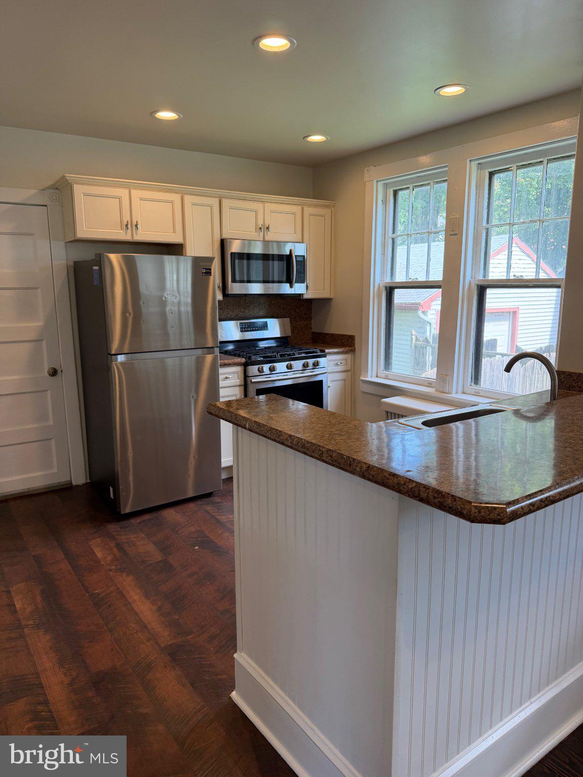 817 CHAMBERS AVENUE 1ST FLOOR