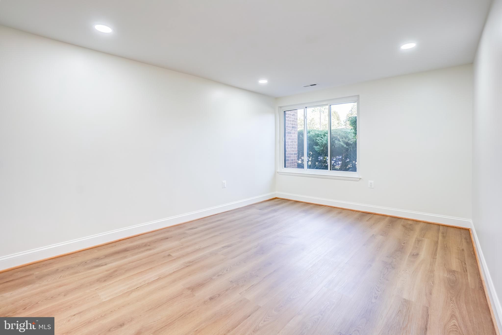 FARMINGDALE - Residential