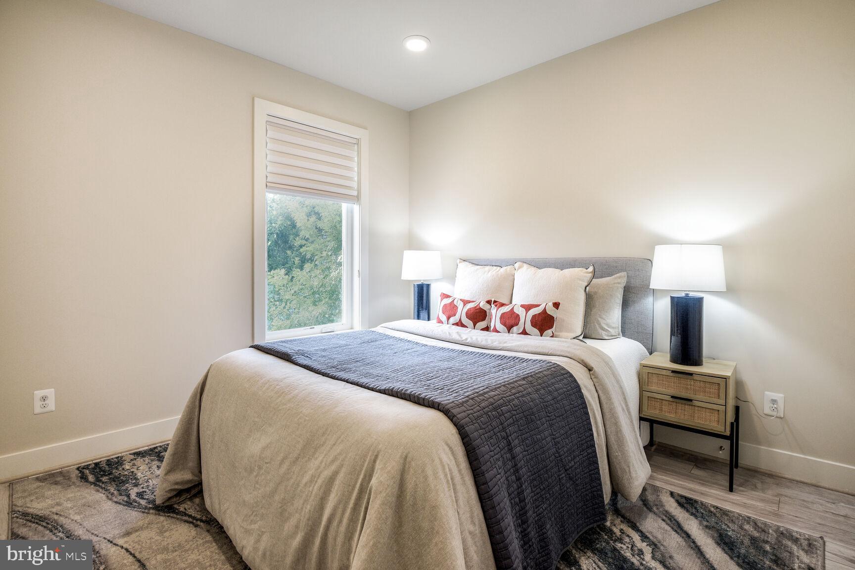 MONTGOMERY ROW - Residential