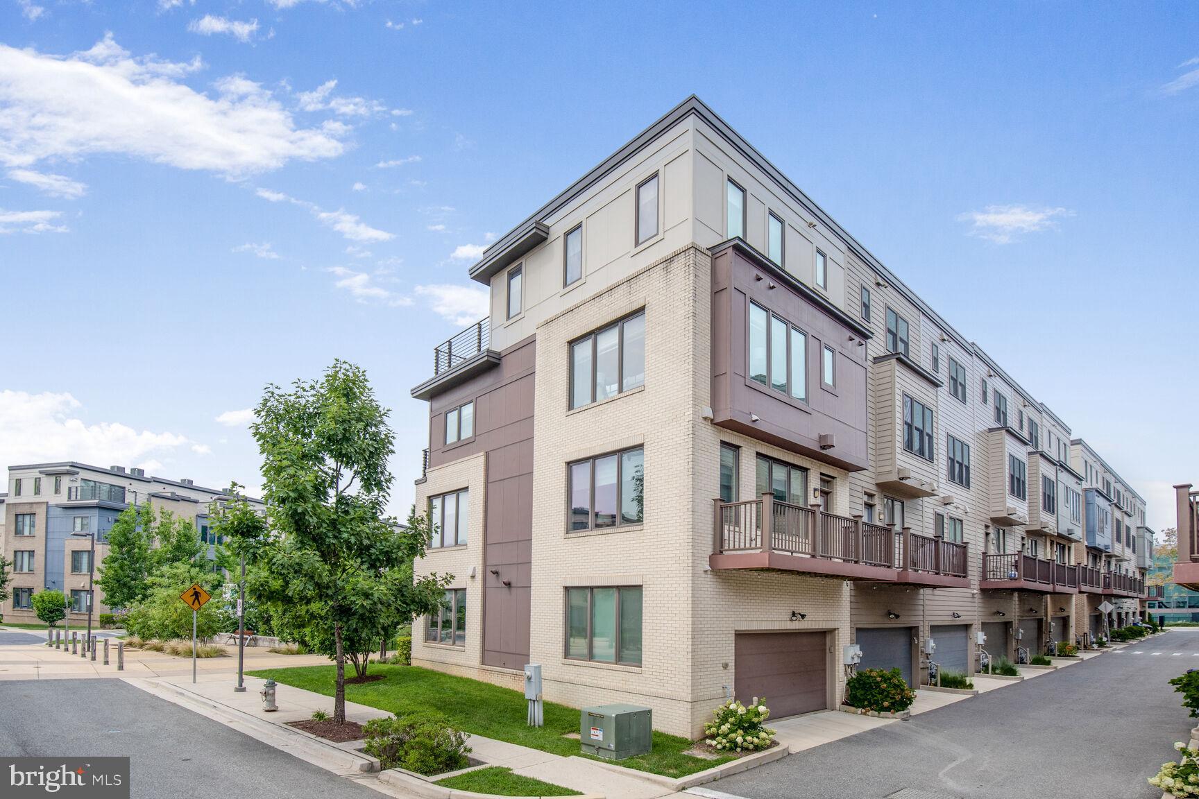 MONTGOMERY ROW - Residential