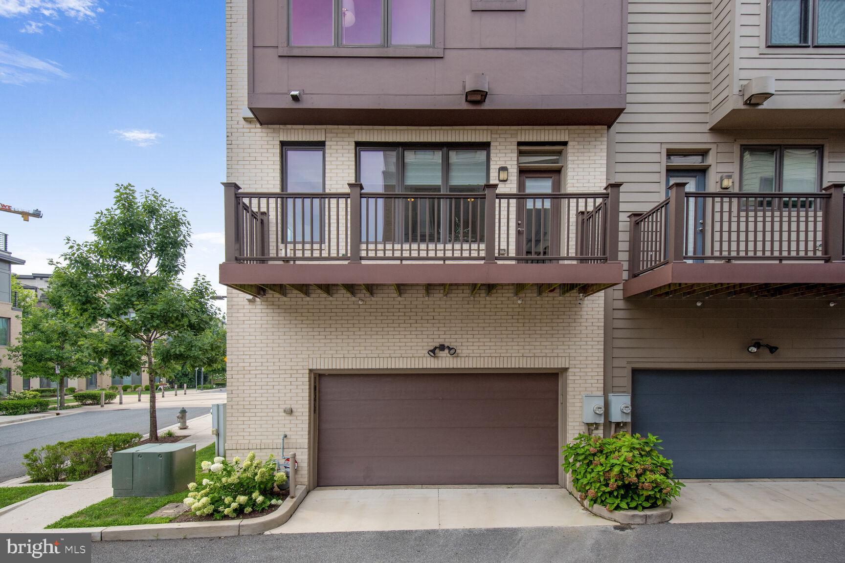 MONTGOMERY ROW - Residential