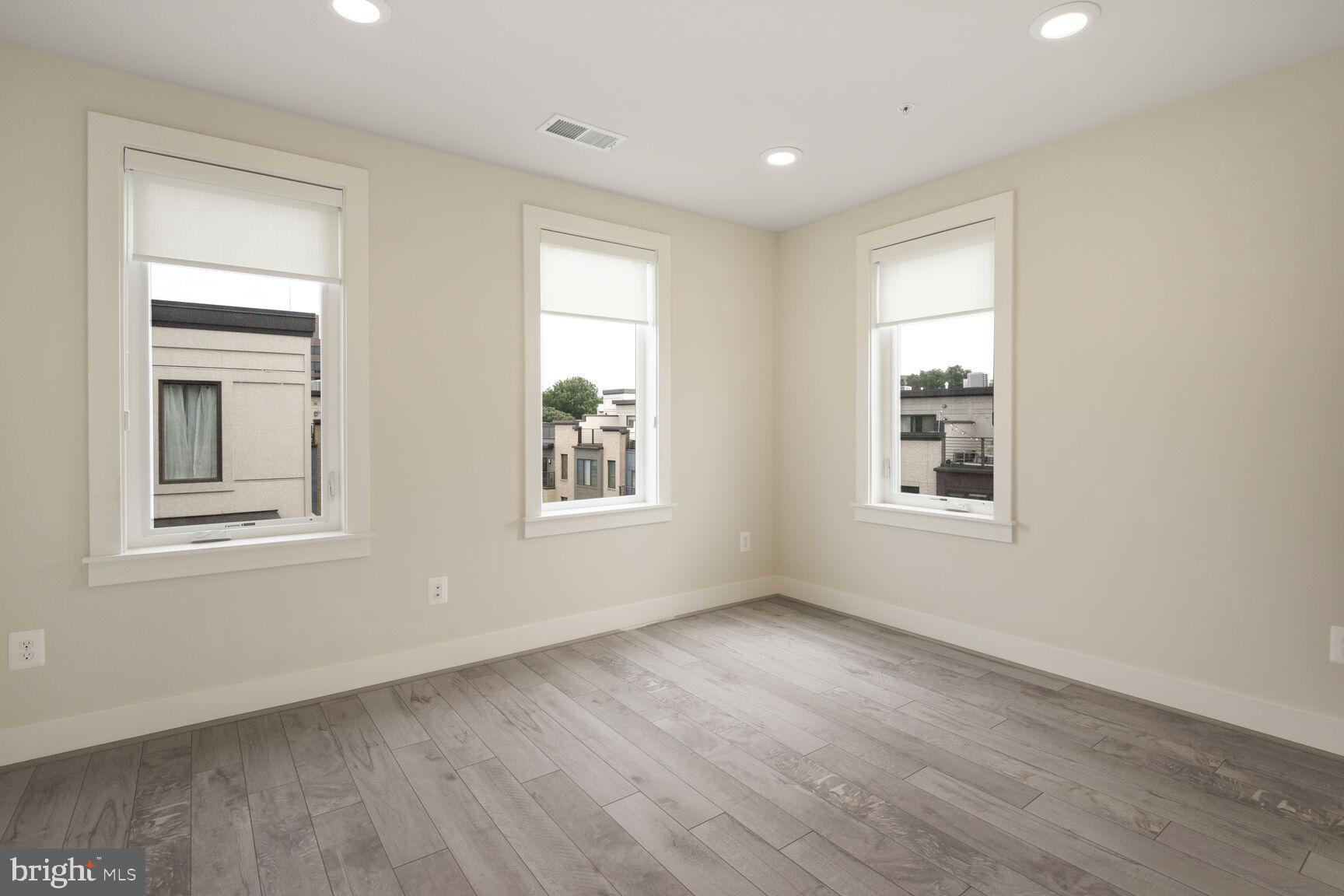 MONTGOMERY ROW - Residential