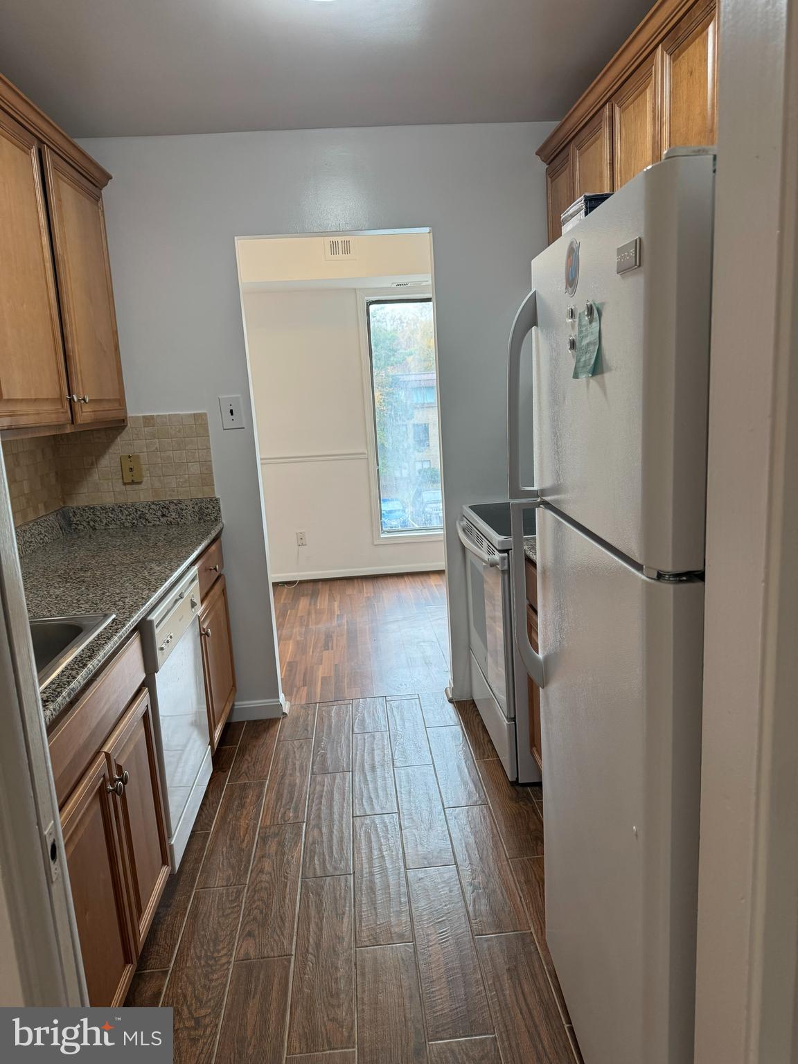 SUMMERTREE CONDO APTS - Residential Lease