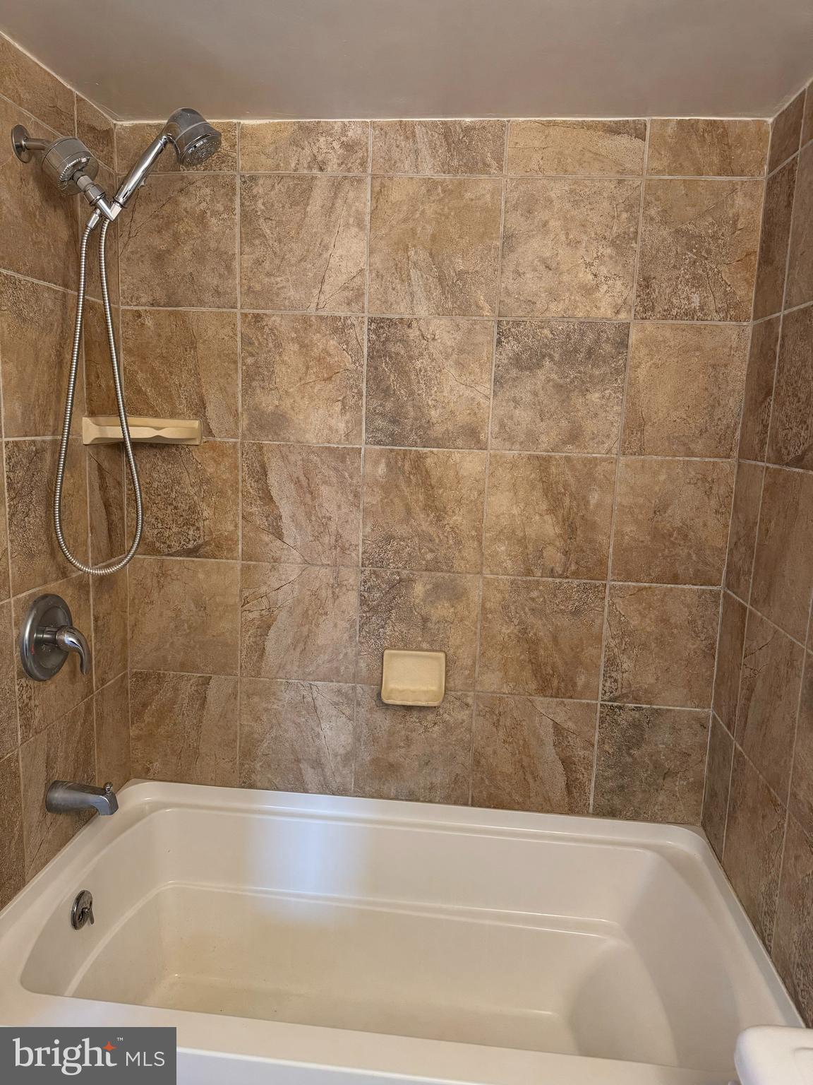 SUMMERTREE CONDO APTS - Residential Lease