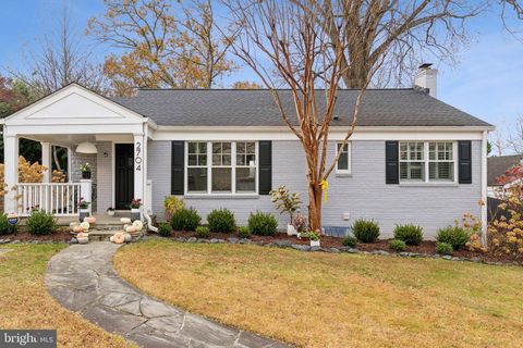 Photo of 2704 Ross Road, CHEVY CHASE, MD 20815 (MLS # MDMC2208304)