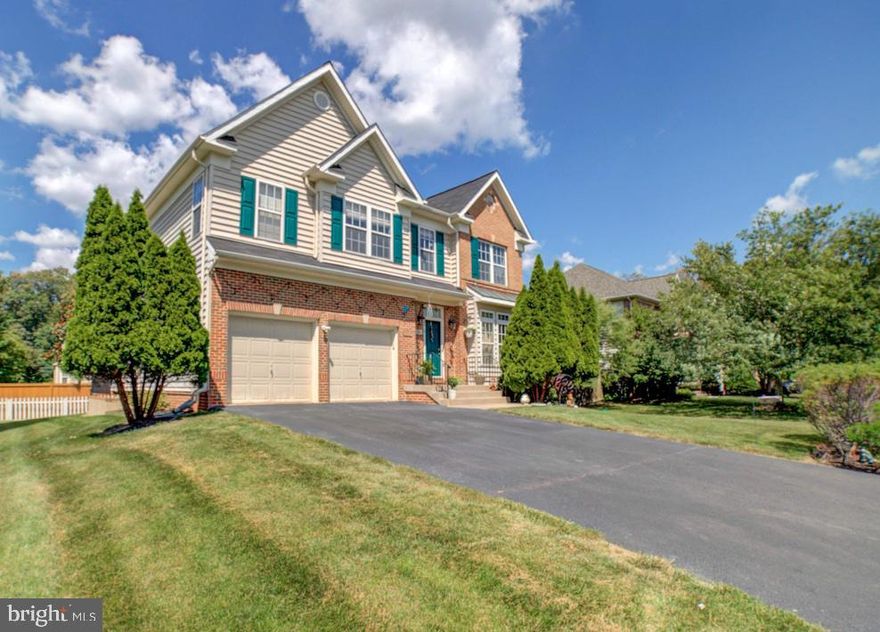 A  BEAUTIFUL 5 BEDROOM 3.5 BATHROOMS,  ATTACHED 2-CAR GARAGE  IN A PEACEFUL NEIGHBORHOOD.  STAINLESS STEEL APPLIANCES, HARDWOOD FLOORING, FAMILY ROOM AND KITCHEN OPENS UP TO A HUGE DECK, FULL OF SUNLIGHT, AN AMAZING PLACE TO LIVE AND HOST. FULLY FINISHED WALKOUT  BASEMENT SUITE WITH A BEDROOM AND FULL BATHROOM.  GREAT SCHOOLS . PETS ALLOWED CASE BY CASE. MINUTES FROM DUNN LORING METRO, TYSONS CORNER, MOSAIC DISTRICT AND MAJOR HIGHWAYS.