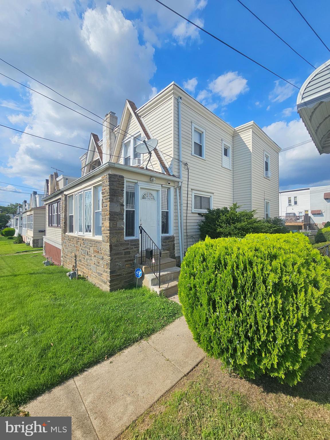 Welcome to 923 Bell Ave, nestled in the highly desirable Lansdowne neighborhood! This charming straight-through home features a delightful indoor porch addition, seamlessly connecting the living and dining areas. You'll love the recently renovated kitchen, complete with stunning finishes and a brand-new stainless-steel refrigerator. Step outside to discover a generous backyard, fully fenced for privacy, perfect for gatherings and summer BBQs. The spacious detached garage offers ample storage or off-street parking. The updated bathroom and newly installed sewer line add to the home's appeal. With three well-sized bedrooms adorned with beautiful hardwood floors, this residence is truly a gem. Don’t miss out—schedule your showing today and envision your new life in this wonderful home!