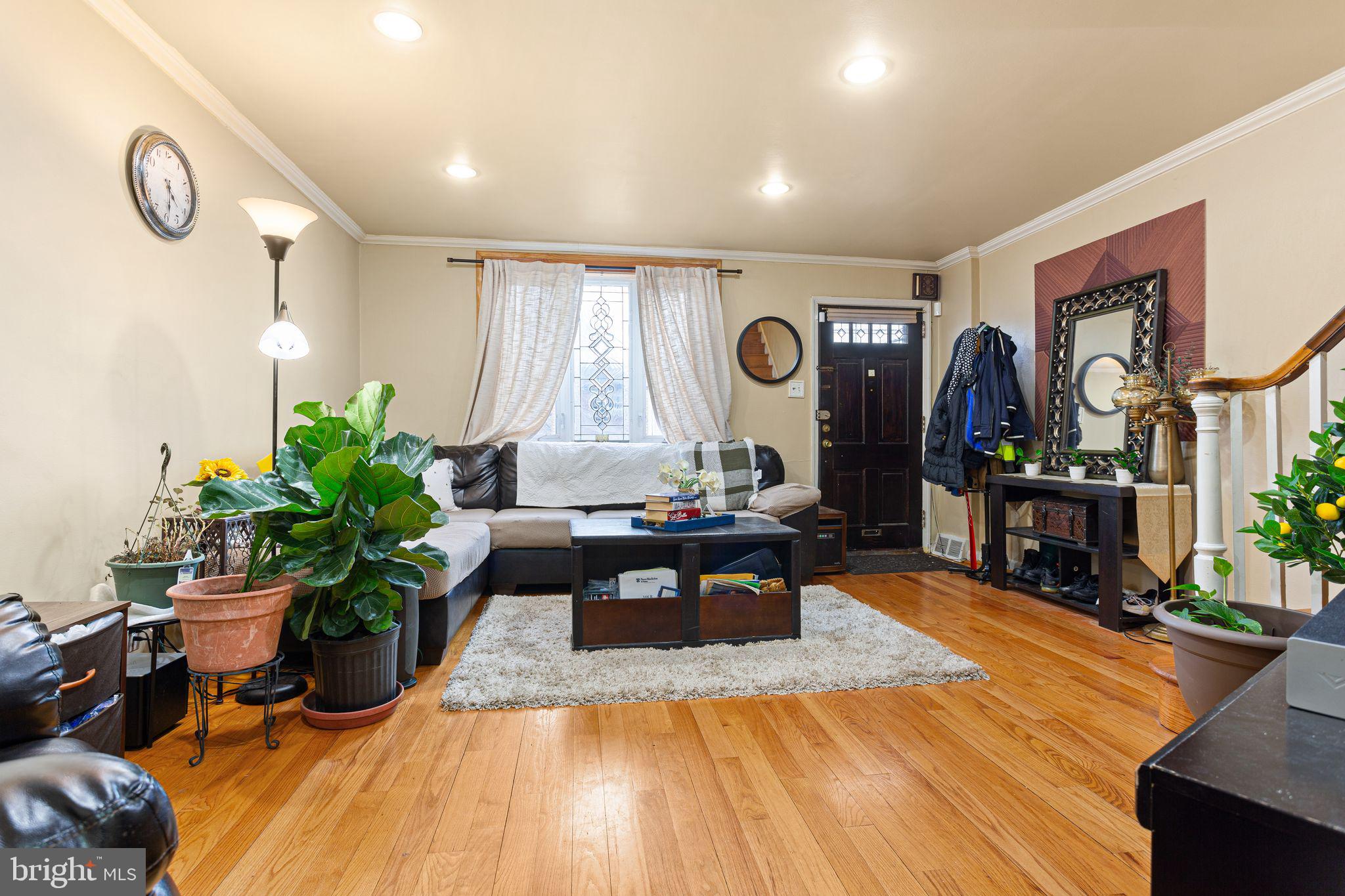 6152 N WARNOCK STREET