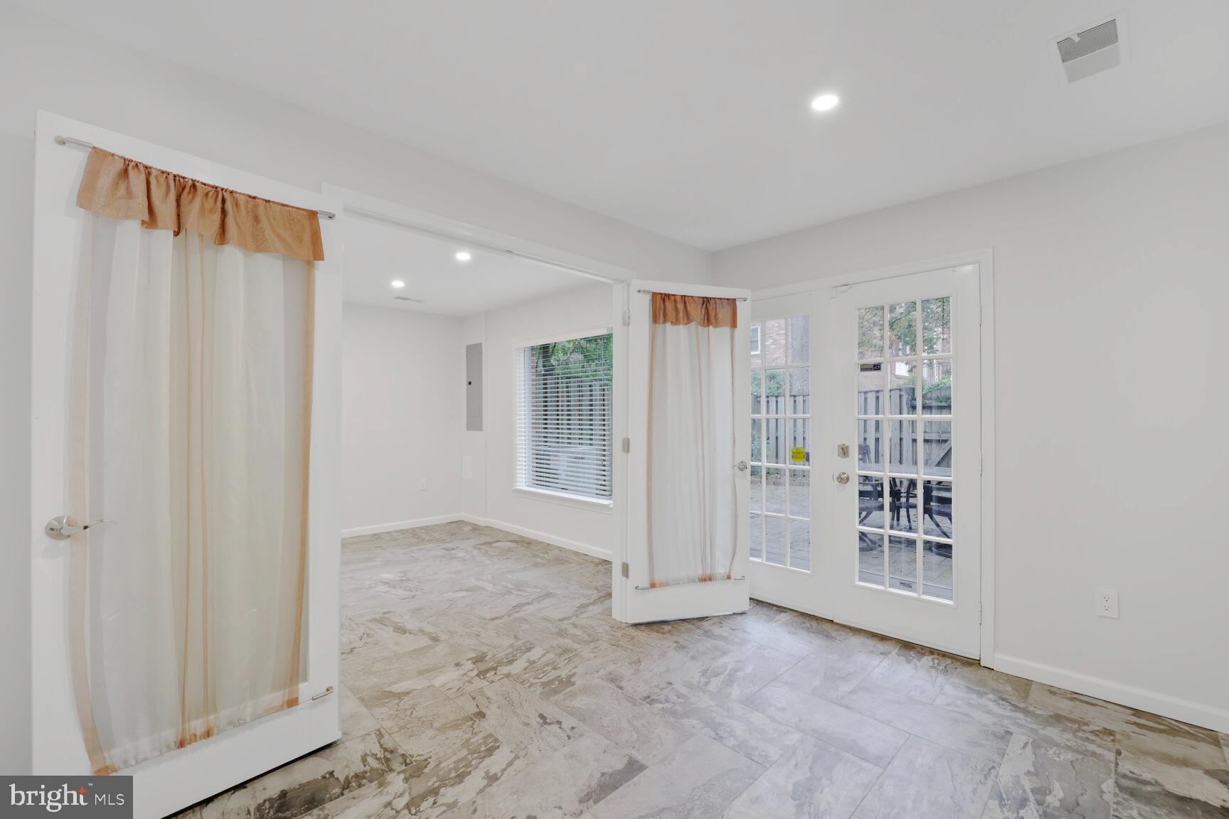 MCLEAN PARK MANOR - Residential