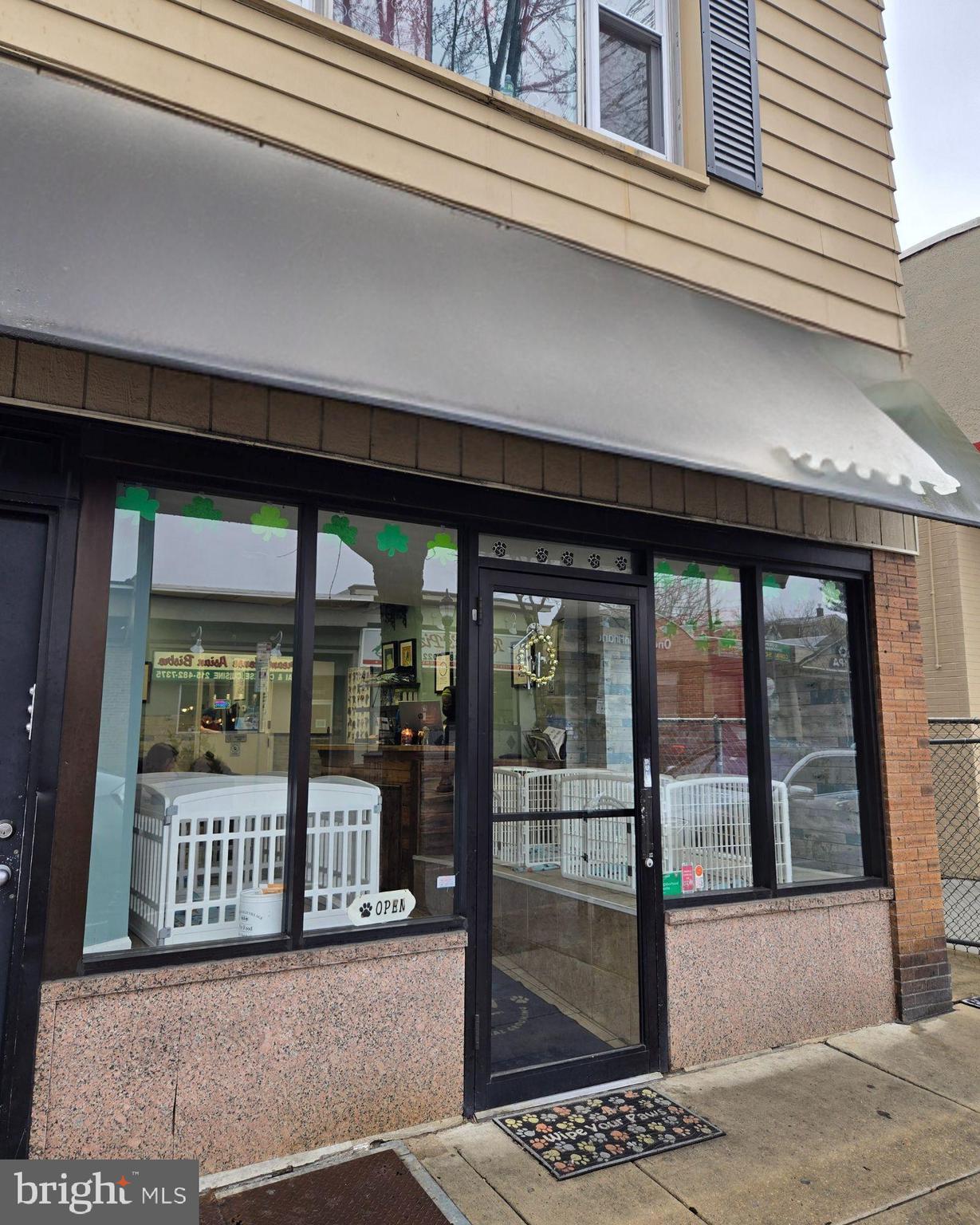 ROXBOROUGH - Commercial Lease