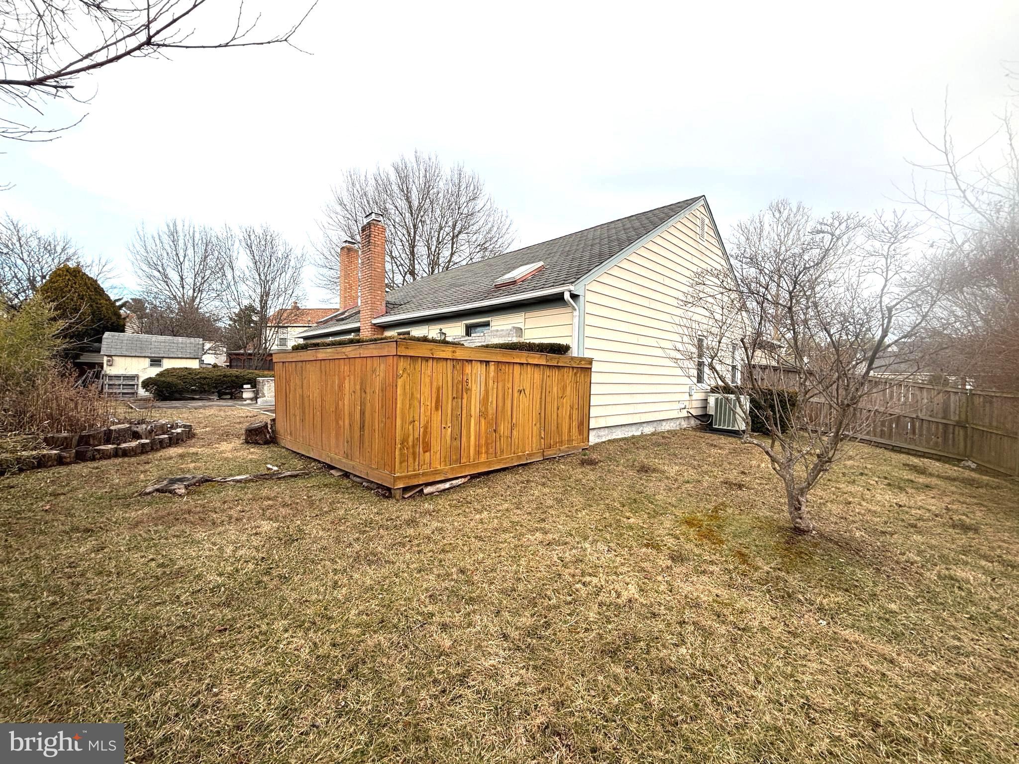 COUNTRY CLUB MANOR - Residential